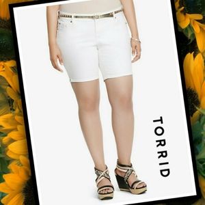 NWOT TORRID Skinny Mid Jean Shorts #T174B